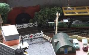 Bachmann SECR C class 592 - Locoyard Peco level crossing